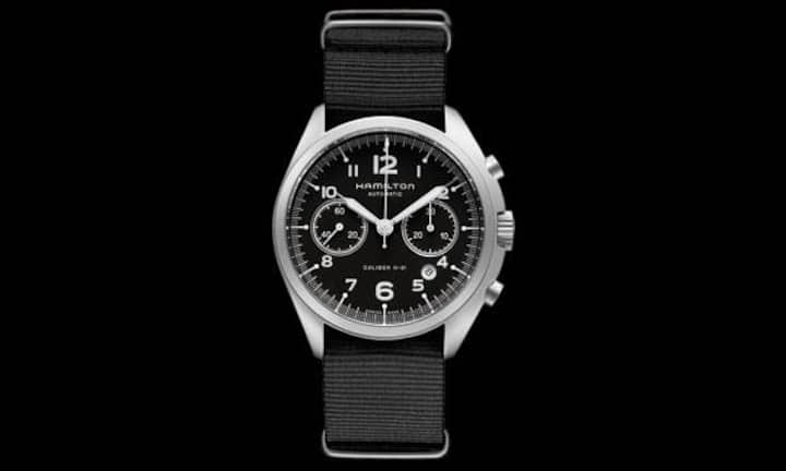 14. Frisch und sympathisch Hamilton hat sich in wenigen Jahren einen festen Platz im Schweizer Uhrenuniversum gesichert. Unter dem charismatischen Sylvain Dolla bauen die Bieler mit den amerikanischen Wurzeln ihre Position umsichtig aus. Hamilton wirkt frisch und hat Charme. Alles zu fairen Tarifen. Eine einfache Automatik ist schon für 700 Franken zu haben. 
Khaki Pilot Pioneer Chrono mit Textilband: 1800 Franken.