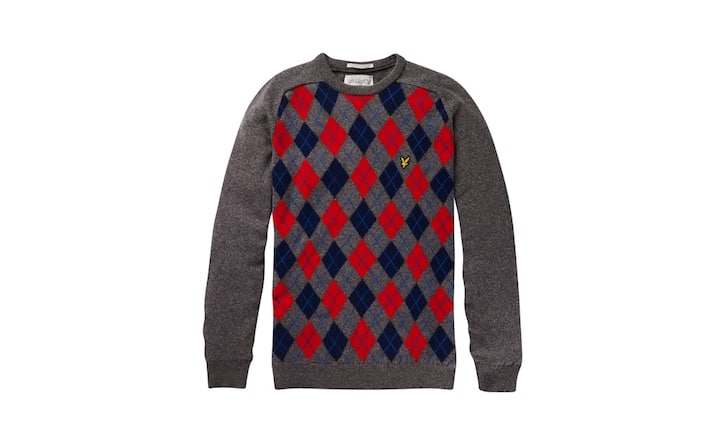 Must-have: Lyle & Scott
Ein Pullover mit Argyle-Muster darf in keinem Männerkleiderschrank fehlen. Hier in einer Variante aus Lammwolle und mit einem Rundausschnitt. Preis 199 Franken