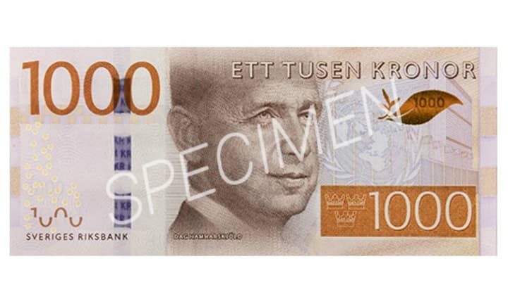 Abgelöst wird auch der schwedische König Gustav I. Wasa. Neu ziert der ehemalige UN-Generalsekretär Dag Hammarskjöld die 1000-Kronen-Note. Da sich Hammarskjöld Lappland und den schwedischen Bergen sehr verbunden fühlte, ist diese Region auf der Rückseite des Geldscheins abgebildet.