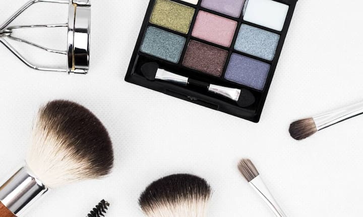 Für eine Lidschattenpalette von fünf Gramm bezahlt man in Malaysia am meisten. Dort kostet diese im Durchschnitt 27.40 Euro. In den vereinigten arabischen Emirate dagegen kommt man günstig weg: Mit 2.20 Euro bekennt man dort Farbe. Von 50 getesteten Ländern liegt die Schweiz mit ihrem Preis für Lidschatten auf Rang 9. Der Preis hier beträgt durchschnittlich 12.70 Euro. Pexels