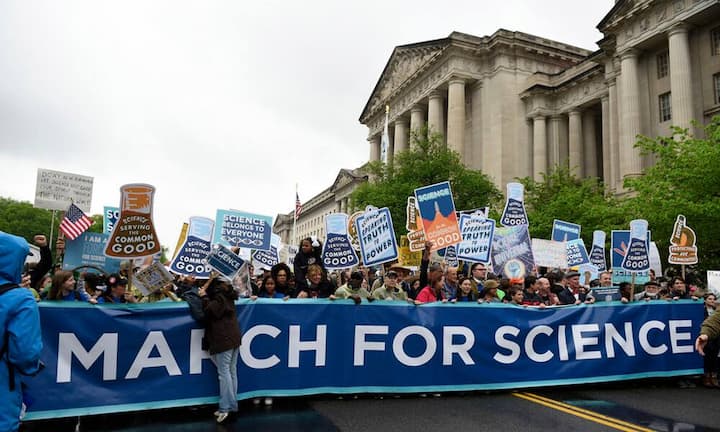 Wissenschaftler:
Dass der Mensch den Klimawandel beeinflussen könnte, glaubt Donald Trump nicht. Viele (Umwelt-)Wissenschaftler sorgen sich daher um ihren Job. Wenn die Budgets für Untersuchungen und Studien für alle Angelegenheiten, die Trump nicht interessieren, gestrichen werden, könnte es eng werden.