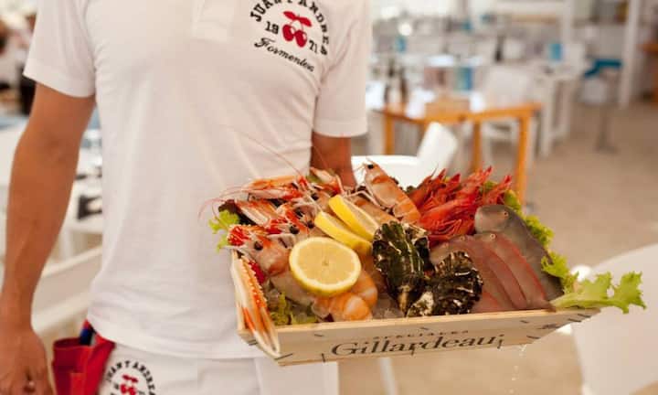 Wenn es etwas entspannter sein soll, fährt man mit dem Boot nach Formentera, um dort im legendären Juan Y Andrea Strand-Restraurant Hummer zu essen.PR