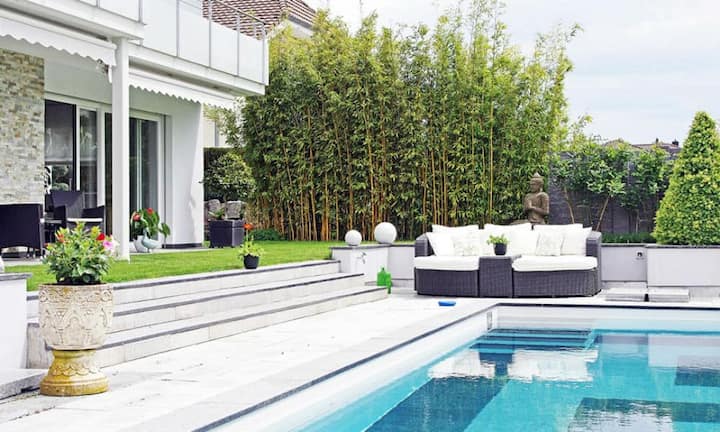 Der Pool ist von einem sehr gepflegten Garten mit viel japanischem Flair umgeben.