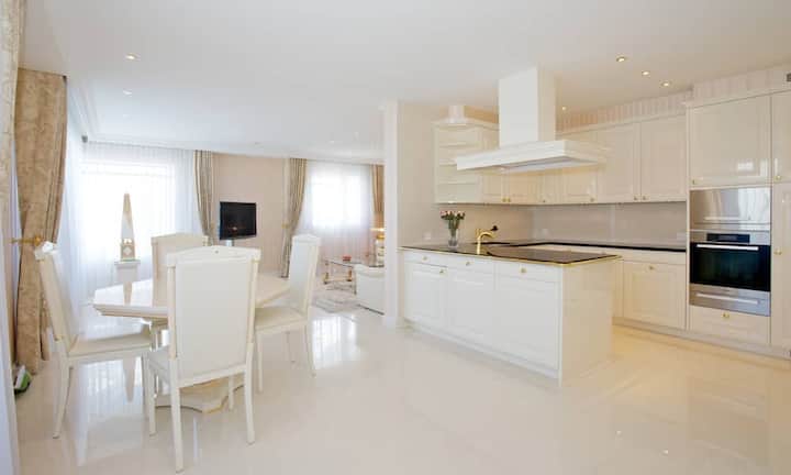 Der Wohnbereich geht nahtlos über zum Essbereich mit angrenzender...