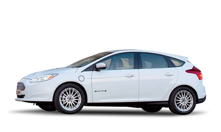 Ford Focus Electric:  Äusserlich ist die Batterievariante nur am zusätzlichen «Tankdeckel» für das Ladekabel am vorderen linken Kotflügel zu erkennen – also eigentlich gar nicht. 107 kW und 250 Nm sorgen für flüssige Bewegung; das 4,36 Meter lange und 1,7 Tonnen schwere Auto beschleunigt auf maximal 138 km/h und kommt bis zu 160 Kilometer weit. Ladezeit: mindestens vier Stunden.