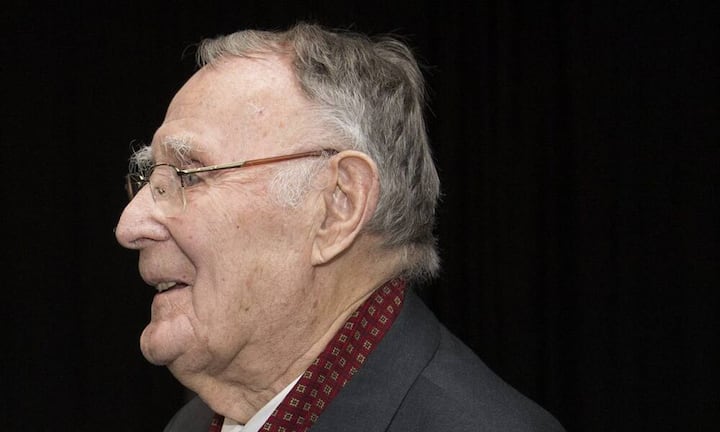 Mit günstigen Möbeln zum Selbstschrauben wurde Ingvar Kamprad reich. Als 17-jähriger Sohn eines Bauern hatte er 1943 in seinem Geburtsort Älmhult Ikea gegründet - zunächst als kleines Geschäft, das Stifte und Bilderrahmen verkaufte. Das Einstiegskapital lieh er sich dafür von seinem Vater. 1958 öffnete in Älmhult das erste Warenhaus des heute weltumspannenden Konzerns. Sein Vermögen: 3,9 Milliarden Dollar.