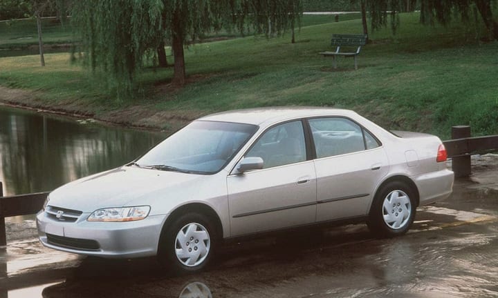 ...mit einem Honda Accord (Baujahr 1996) über die Strassen. Einen solchen Wagen bekommt man heute für rund 3.700 Euro. (Im Bild ein Honda Accord 1998).Quelle: Hollywood Reporter