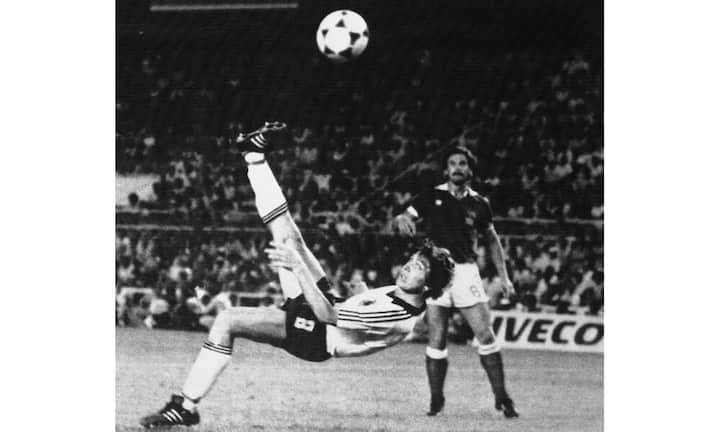 Der Bundesliga-Skandal 1971: Den bis dahin schwersten Skandal ihrer Geschichte erlebte die Fussball-Bundesliga 1971. Sie drohte in einem Sumpf von Schmiergeldern und Bestechung unterzugehen. In der Endphase der Saison 1970/71 waren 18 Spiele gekauft worden. (Auf dem Bild, der Nationalfussballer Klaus Fischer, der vom 30. September 1972 bis 30. September 1973 gesperrt war deswegen)