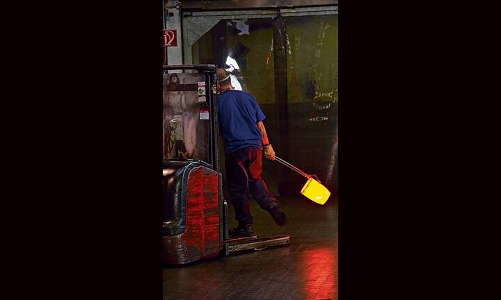 Weil hier auch mal Gold durch die Luft fliegt, haben die Arbeiter Spezialkleidung ohne Taschen.