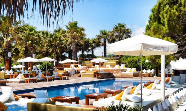 Er ist einer der berühmtesten Clubs an der Côte d’Azur und eine Spielwiese des Jetsets: der Nikki Beach Club in Saint-Tropez. In der Nobel-Strandbar, die zu der weltweit vertretenen, amerikanischen Franchise-Kette «Nikki’s» gehört, treffen Luxuslimousinen, Champagner und Prominente aufeinander. Lounges, Kissen und wehenden Sonnensegeln sind alle ganz in weiss gehalten. Die günstigste Flasche Champagner Pieper-Heidsieck kostet 150 Euro. Facebook/ Nikki Beach Club
