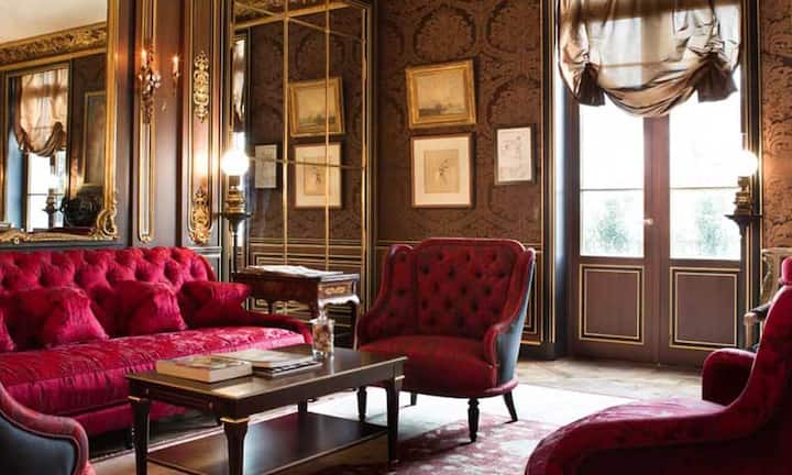 Platz 2: La Réserve Paris, Paris.Die La Réserve Paris ist der kometenhafte Newcomer des Jahres und von aussen kaum als Hotel zu erkennen. Das unaufgeregt zuvorkommende Team und die opulent-raffinierten, in klassische Motive aus Samt und Seide getauchten Interieurs von Jacques Garcia zeigen, wie viel Wärme ein wirklich exklusives Ambiente ausstrahlen kann.