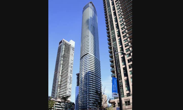 Emporis Skyscraper Award - das sind die ausgezeichneten Neubauten des Jahres:Platz 10: ÏCE II in Toronto (Kanada); 234 Meter hoch, 67 Etagen Architekt: Architects AllianceDas Gebäude bietet ein riesiges grünes Dach. Im Erdgeschoss wurden junge Bäume angepflanzt. Die Einrichtung und das Gebäude selbst sind durch modernes skandinavisches Design inspiriert. Edvard Mahnic