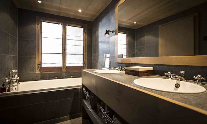 Das naturbelassene Holz an Wänden, Decken und Armaturen sowie die Böden in den Bädern, im Fitnessraum und der Sauna, verleihen dem Bijou einen «heimeligen» Touch.