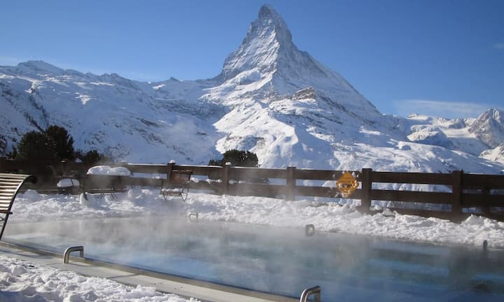 Platz 6 (Vorjahr: 3): Riffelalp Resort 2222m, ZermattDie Luxus-Lodge ist ein begehrtes Winterziel von sportlichen Genussmenschen aus aller Welt. Diese schätzen die Hammerlage neben der Skipiste und den Mix aus solider Swissness und mondänder Gelassenheit. Leider ist das Hotelteam weniger «wach» als in früheren Jahren, doch sind wir zuversichtlich, dass es nach der Renovation aller Zimmer im Sommer 2016 rasch wieder zu seinem Gespür für die Anforderungen des Moments zurückfindet.