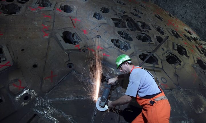 Die Tunnelbohrmaschine mass 410 Meter, war also so lang wie vier aneinandergereihte Fussballfelder.