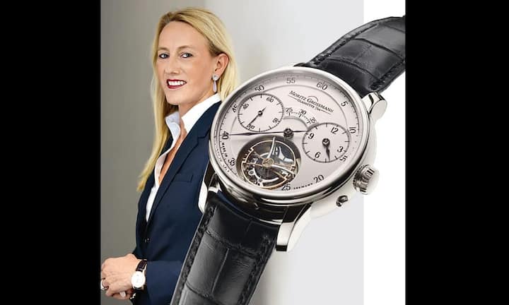 16 Millimeter Umfang hat der Käfig des Tourbillons der neuen Moritz Grossmann Benu Tourbillon. Ein kleiner Pinsel im Werk aus Haaren von Chefin Christine Hutter (Bild) macht sogar einen Sekundenstopp zum akkuraten Zeiteinstellen möglich.