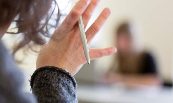 «Das reicht nicht»Als Chef ist man nicht dazu verpflichtet eine Gehaltserhöhung zu geben. Zu sagen, dass man mehr Geld will, klingt nicht nur arrogant, sondern verringert die Chancen überhaupt eine Erhöhung zu bekommen. «Ich greife gerne auf die 15-Prozent-Regel zurück», so Karrierecoach Ryan Kahn. «Bekommt man ein Angebot und hat kaum Zeit darüber nachzudenken, sollte man 15 Prozent mehr verlangen. 15 Prozent werden den Chef nicht empören, könnten aber einiges mehr einbringen.»