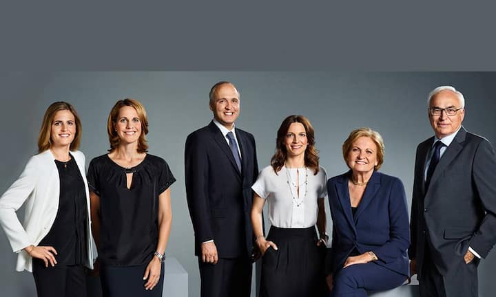 Fribourg: Familie LiebherrHans Liebherr kehrte wegen drohender Erbschaftssteuern Ende der 70er-Jahre Deutschland den Rücken und zog nach Bulle in den französischsprachigen Teil der Schweiz. Von dort aus dirigieren seine Kinder Willi und Isolde mit ihren teilhabenden Nachkommen den Weltkonzern Liebherr - und das höchst erfolgreich. Ihr Vermögen summiert sich auf 9 bis 10 Milliarden Franken.PR