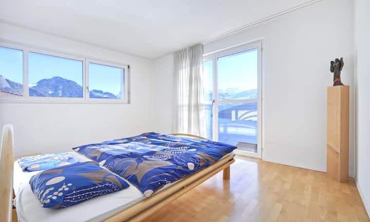 Das gesamte Haus lädt mit seinen hohen und hellen Räumen zur Entspannung ein.