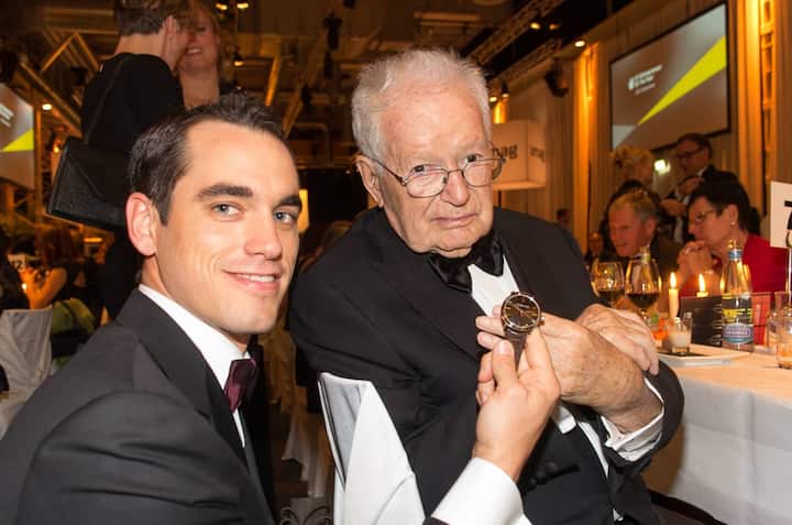 Edouard Meylan, CEO, H. Moser & Cie, übergibt dem Master Entrepreneur Hans Huber eine Moser Uhr