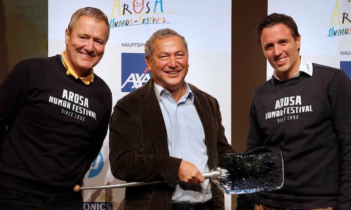 Eine vergängliche Auszeichnung aus Eis: Die diesjährige Humorschaufel erhielt der ägyptische Unternehmer Samih Sawiris für seinen laufenden Einsatz für das riesige Tourismusressort in Andermatt. Neben ihm stehen Festivaldirektor Frank Baumann (links) und Tourismusdirektor von Arosa, Pascal Jenny.