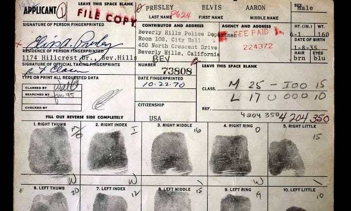 Sammler stürzen sich auf alles, was mit Elvis zu tun hat. Bei einer Auktion kam auch ein Papier mit Fingerabdrücken des Kings unter den Hammer. Dabei handelt es sich um eine Waffenbescheinigung für zwei Pistolen.