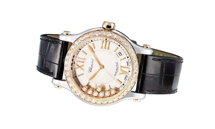 Chopard - Übermütig 
Happy Sport Automatic Two Tone 
Seit über 20 Jahren gehören die Kreationen Happy Sport von Caroline Scheufele zum Standbein der Uhrenkollektionen aus Genf. In diesem Jahr verbindet Chopard gekonnt Stahl und Gold mit sieben tanzenden Diamanten und einem guillochierten Silber-Zifferblatt mit seinen Gold-Indizes. Ebenso spannend ist die Rückseite: Das Saphirglas gibt den Blick frei auf das mechanische Uhrwerk mit seinen Genfer Streifen.