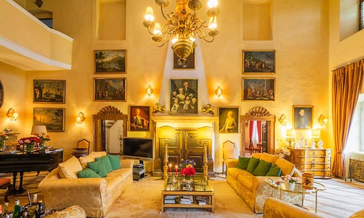 Seit dem 14. Jahrhundert ist das Schloss im Besitz der Familie Graf Spaur zu Flavon und Valer. 3300 Quadratmeter Wohnfläche verteilen sich auf 80 Räume…