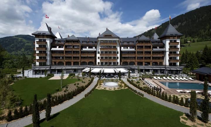 Rang 7: The Alpina Gstaad, Gstaad. Es ist eine Bastion des guten Geschmacks, geführt vom unbeirrbaren Gastgeber Eric Favre, der die überspannten Ambitionen der Besitzer mit heiterer Professionalität bricht und auf seiner Bühne ein Stück zeitgemässer Lebenskultur inszeniert. Im Vorjahr belegte das 5-Sterne-Luxushotel noch Rang 24.