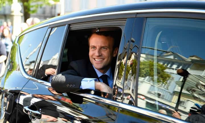Nach dem Sieg bei der Präsidentschaftswahl in Frankreich bereitet sich Emmanuel Macron auf seinen Amtsantritt vor. Das Protokoll der feierlichen Amtseinführung sieht dabei stehts eine Fahrt über den Prachtboulevard Champs-Elysées vor. Doch in welchem Auto fährt Macron vor? Fix ist: Ein Franzose wird es sein, denn so war es schon immer. Welche Modelle die besten Chancen haben und womit frühere Präsidenten vorgefahren sind: