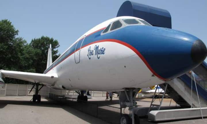Auf Graceland sind auch die zwei Privatjets von Elvis zu besichtigen. Doch nun sollen «Lisa Marie» und «Hound Dog II» versteigert werden. Das verantwortliche kalifornische Auktionshaus Julian's Auctions schätzt die Einnahmen auf 10 bis 15 Millionen Dollar.