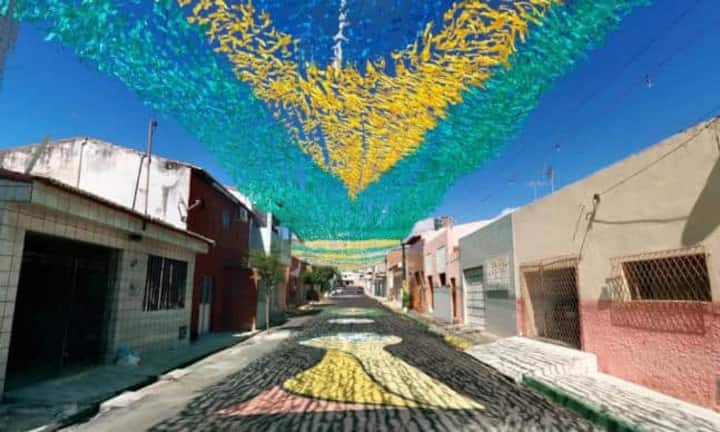 Das Land präsentiert sich auf Hochglanz poliert und aufwändig geschmückt. Auf den Strassen dominieren...