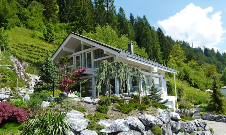 Der Bau aus Holz und Glas wurde 2007 vom Fertigbaupionier Huf Haus am Waldrand...