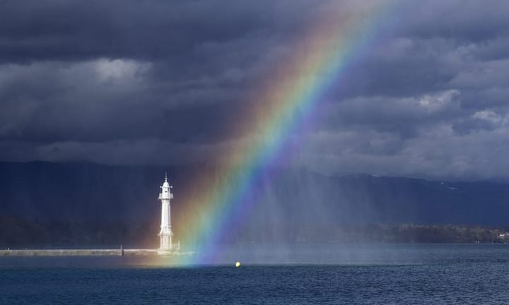 Auf Platz 5 rangiert die teuerste Stadt der Schweiz: Genf. Hier lässt das Wasser des Jet d'eau einen Regenbogen erscheinen.