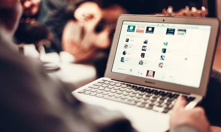 Der Schweizer E-Commerce-Umsatz hat auch 2015 deutlich zugelegt. Dem Datendienstleister Statista in Zusammenarbeit mit dem Forschungsunternehmen EHI zufolge erwirtschafteten die zehn stärksten E-Commerce-Händler im vergangenen Jahr einen Umsatz - mit physischen Gütern - von 2, 638 Milliarden Franken. Im Jahr zuvor waren es noch 2,281 Milliarden Franken. Das ist die Top 10: