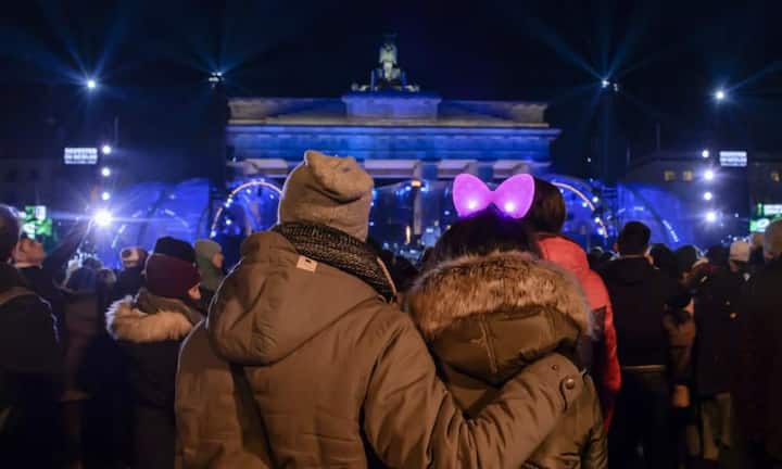 Am Brandenburger Tor in Berlin versammeln sich bereits lange vor Mitternacht Feierlustige.