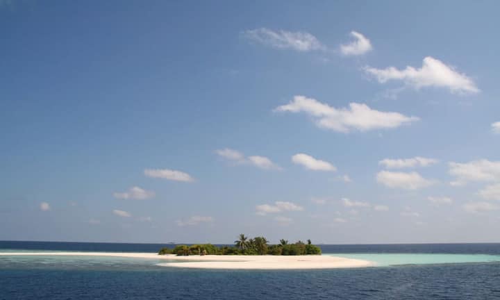 Wer nicht will, braucht nicht in eines der Krisenländer zu reisen, um Sonne zu tanken. Die Malediven sind zwar auch keine lupenreine Demokratie, aber relativ sicher und stabil.