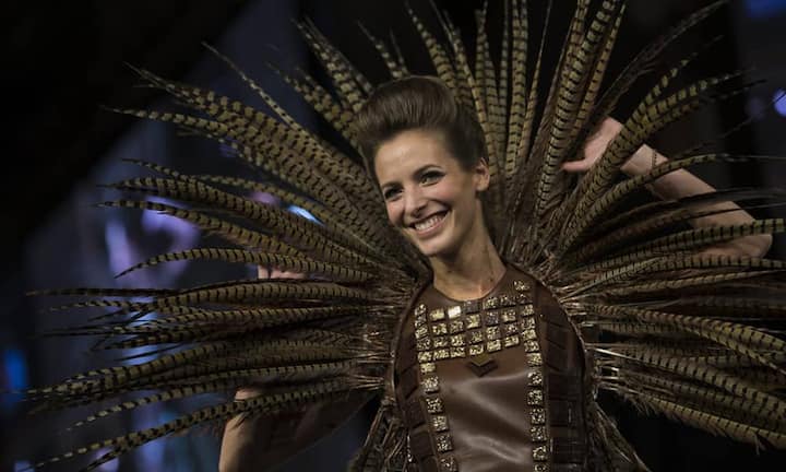 ...zum Teil auch mit Federn verziert...