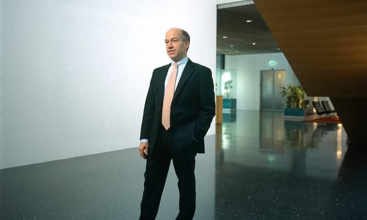 GesellschaftsrechtBär & Karrer (im Bild Rolf Watter) beschäftigt sich mit der Entstehung und Beendigung, der Organisation und der Finanzierung von Unternehmen - und zählen damit zu den besten ihres Faches. Typische Beratungsleistungen ergeben sich in der Gründungsphase und bei der Strukturierung von Gesellschaften, bei der Erstellung von rechtlichen Dokumenten (z.B. Kauf- und Handelsverträgen) sowie der Entwicklung rechtlicher Lösungen im Zusammenhang mit Marktstrategien.