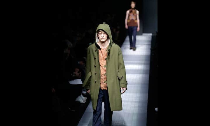 Olivgrüner Mantel mit Military-Charakter über Spitzenshirt.