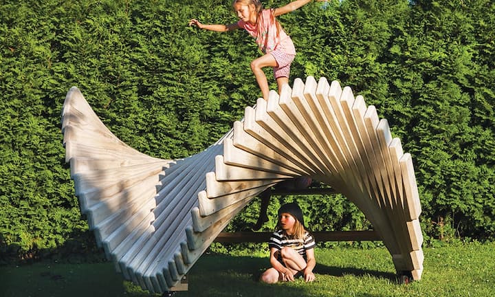 Erlebbare Handwerkskunst: Die Holz-Skulpturen von moveART sind gleichzeitig auch dekorative Spielburgen. Giardina / moveART