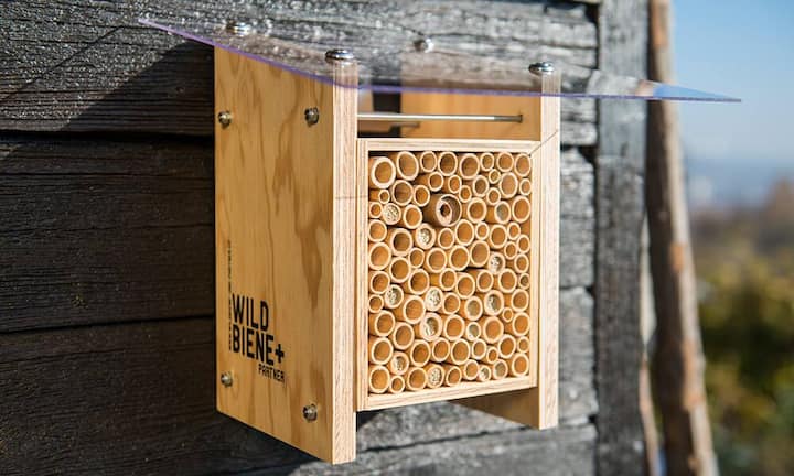 Dieses Bienenhotel macht aus Freunden des gepflegten Gartens erfolgreiche Bienen-Göttis. Was auch ökologisch sehr viel Sinn macht. (Halle 2, Stand F08)