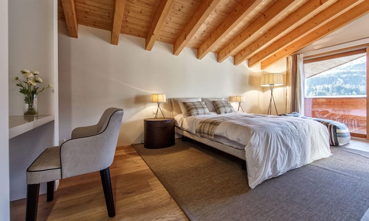 ...in ein Kaminzimmer und in den Schlafbereich.