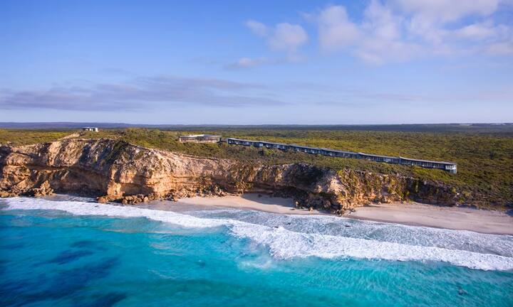 Platz 8 ( 11):  Southern Ocean Lodge, AustralienEine Lodge wie aus dem Bilderbuch. Die nächsten Nachbarn sind Kilometer entfernt, und durch die absolute Alleinlage über den Felsklippen der Kangaroo Island erfüllt die Natur hier nicht blosse Dekorationsaufgaben, sondern ist mit allen fünf Sinnen wahrnehmbar. Das Zen-artige Interieur mit fliessenden Übergängen zwischen innen und aussen stellt ästhetische Gelassenheit her.Southern Ocean Lodge