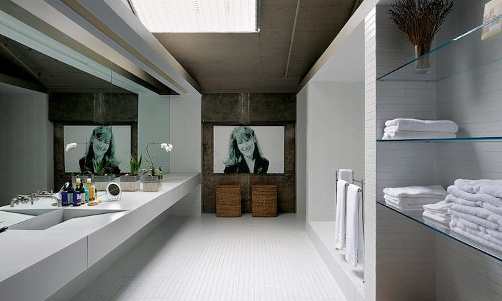 Das geräumige Badezimmer erinnert an eine kleine Spa-Oase mit stilvoll gefertigten Armaturen von Dornbracht.