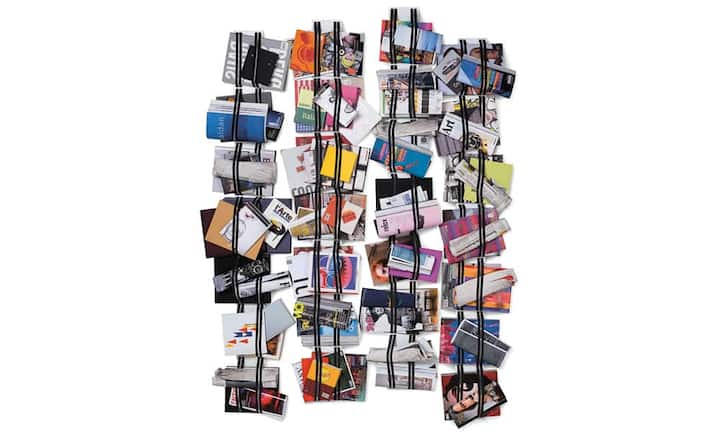 Dieser Zeitschriftenständer möchte auch Objekt sein: Dank einem wilden Drunter und Drüber von Prospekten, Magazinen
und Zeitungen entsteht eine coole Wanddekoration. 232 Franken;
Shop