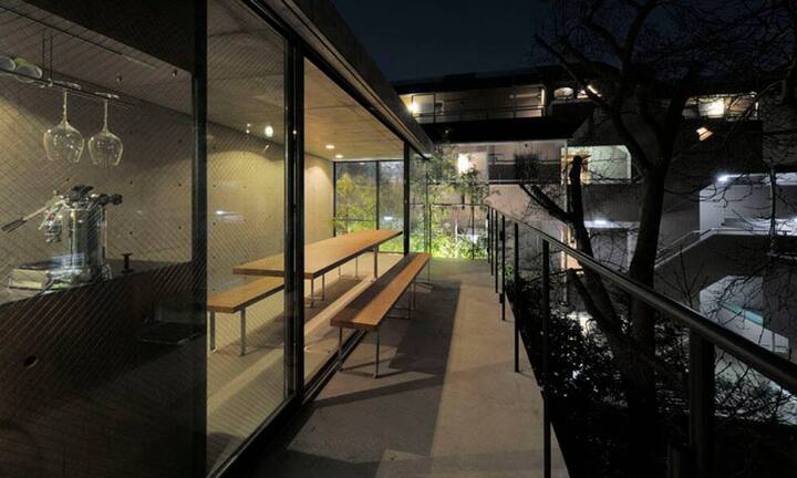 … verbindet die Etagen – und auf dem Dach erwartet den Besitzer eine schmale Küche mit ebensolcher Terrasse. (Bilder: Florian Busch)