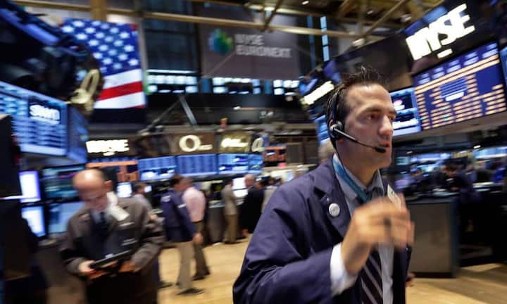 19. Oktober 1987: Am «Schwarzen Montag» bricht der Dow Jones um 22,6 Prozent ein. Das ist der grösste Tagesverlust seiner Geschichte. Die Panikverkäufe breiten sich auf internationale Handelsplätze aus. Der Tokioter Leitindex Nikkei rauscht nach dem Crash an den US-Börsen um knapp 15 Prozent in die Tiefe. Der Londoner Auswahlindex FTSE verbucht mit knapp elf Prozent lediglich den zweitgrössten Tagesverlust seiner Geschichte. Tags darauf verliert er gut zwölf Prozent.