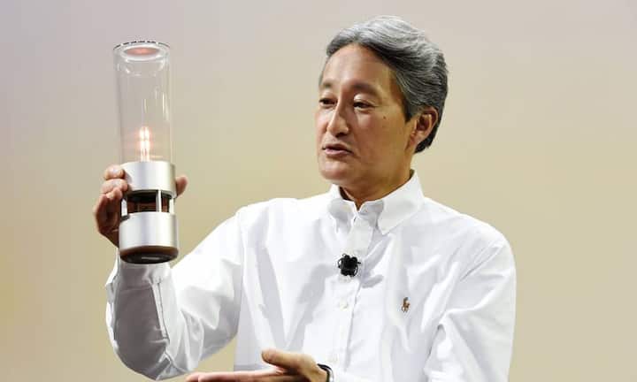 Der CEO von Sony präsentiert einen Lautsprecher aus Glas, der zugleich auch eine Lampe ist. Wenigsten Briten können die clevere Kombination schon kaufen.