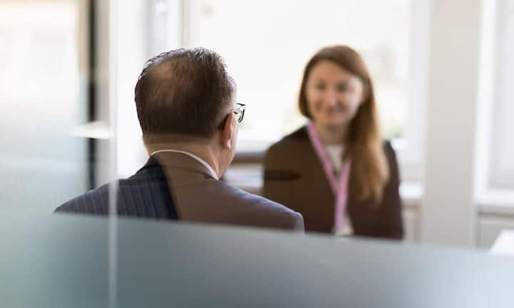 Die optimale Vorsorge: Das Geld für die Ausbildung der Kinder wird bald gebraucht. Bei neuen Einzahlungen gilt es daher, den stärker schwankenden Aktienanteil zu reduzieren. Es ist Zeit, ein zweites Säule-3-a-Konto zu eröffnen. Die Vorteile einer Aufteilung machen sich beim Bezug bemerkbar (es gibt ein fünfjähriges Zeitfenster vor der Pensionierung). Der steuerliche Effekt ist bei einer Aufteilung auf zwei Säule-3-a-Produkte am grössten…